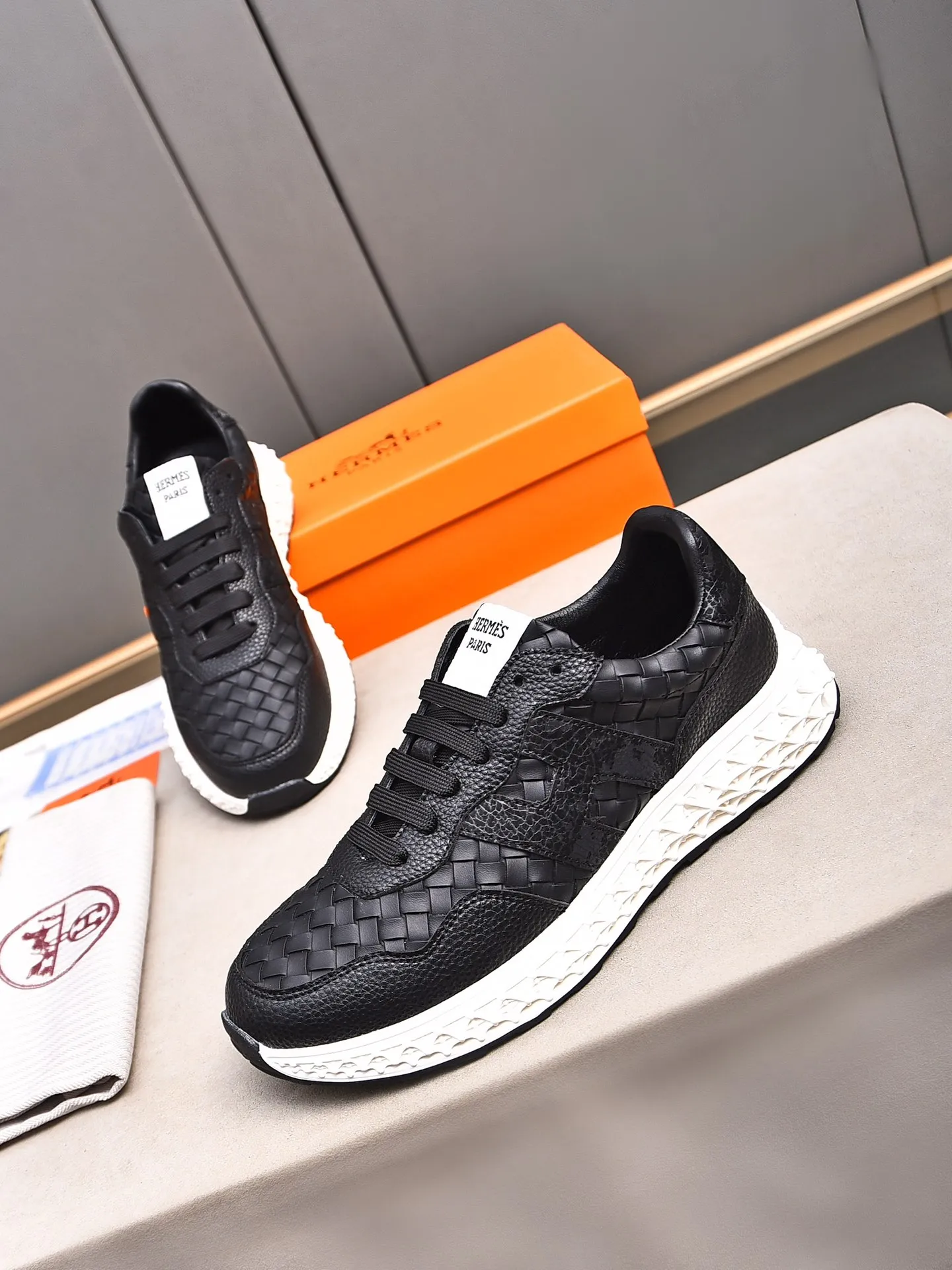 📛📛📛Men's Shoes💰P420 (Hermes)🆕Men's color-blocked sneakers, decorated with textured calfskin details. Spliced ​​with original cowhide, this shoe draws inspiration from the equestrian world, integrating technical details and practical functions. Breathable mesh, original combination outsole, high-end quality, every detail is perfectly combined! Size: 38-44 (45 can be customized)